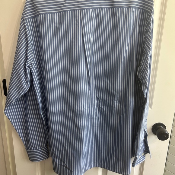EUC like new Eddie Bauer  Men's Blue and White Striped Button Down Shirt size L. - Picture 7 of 8